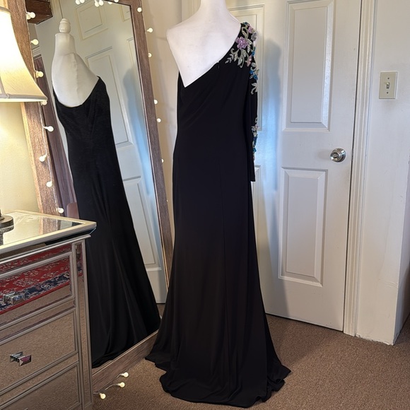 MAC DUGGAL
Black One Shoulder Long Sleeve Floral Embellished Gown - Picture 11 of 16